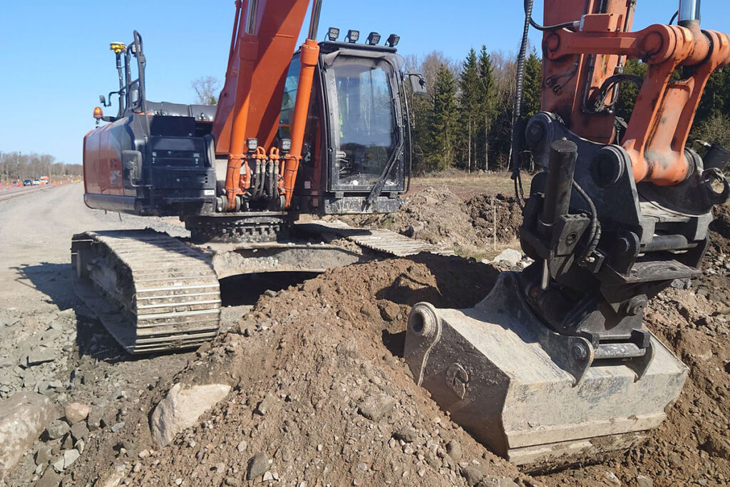 Lundgrens Schakt G-Lock and Götene grading bucket